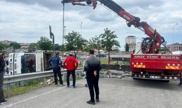 Maltepe'de ayna yüklü kamyonet devrildi
