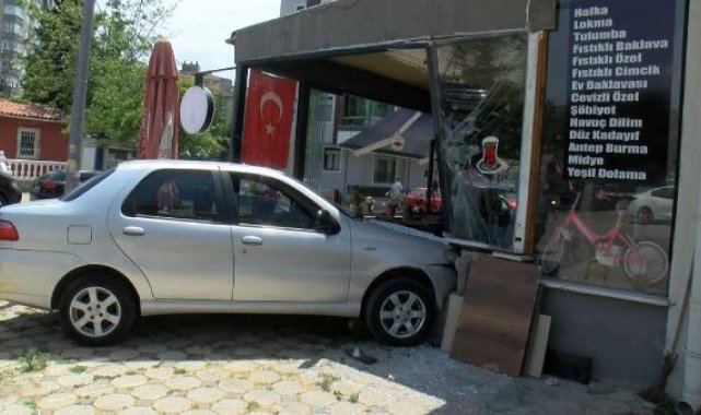Maltepe'de otomobil dondurma dükkanına daldı: Şans eseri kurtulduk