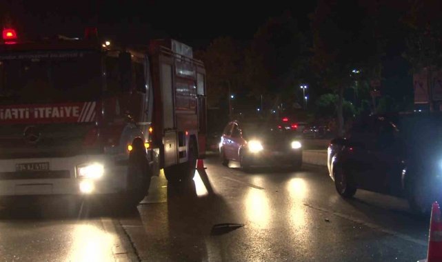 Maltepe'de otomobil reklam direğine çarptı: 2 yaralı