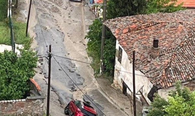 Manisa'da sağanak sele neden oldu; yollar çöktü, araçlar çamura saplandı