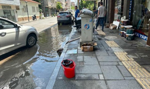 Manisa'da su baskınlarına neden olan sağanak sonrası temizlik çalışmaları sürüyor