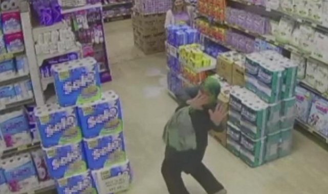 Markette dans eden kadın kamerada