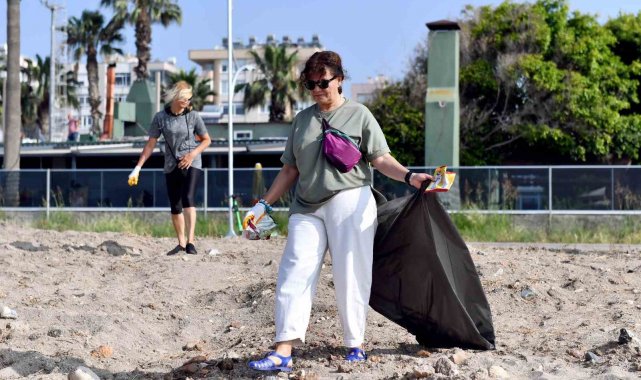 Mersin'de gönüllü kadınlar sahil temizliği yaptı