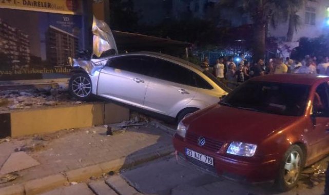 Mersin'de iki otomobilin çarpıştığı kaza kamerada: 1 ölü, 5 yaralı