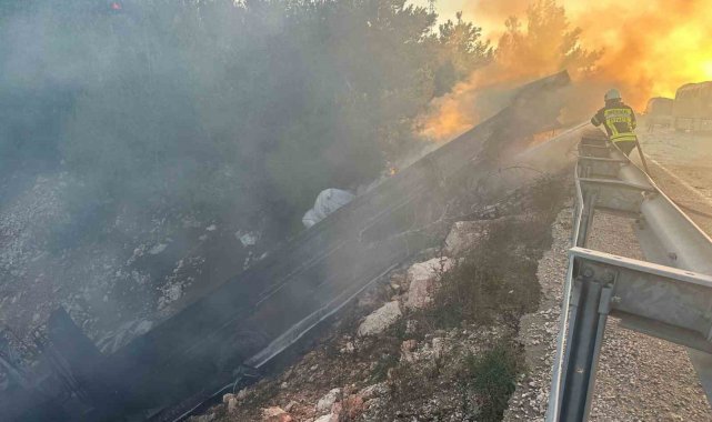 Mersin'de kaza yapan tır alev alev yandı