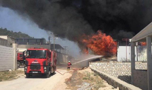 Mersin'de mobilya atölyesinde yangın