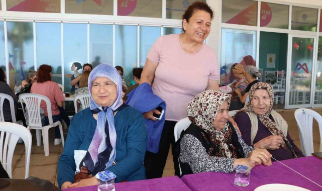 Mersin'de yaş almış vatandaşlar 80'ler etkinliğinde bir araya geldi