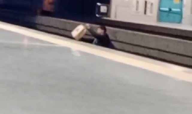 Metroda karşı perona raylara atlayarak geçti; o anlar kamerada