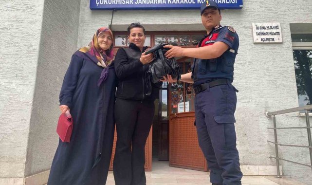 Mezarlıkta unuttuğu çantasını jandarma teslim etti