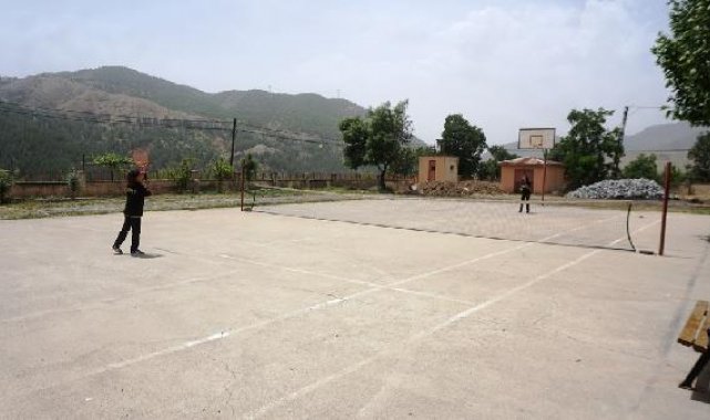 Mezradaki kuzenler, ördükleri fileyle hazırlandıkları tenis şampiyonasında 5'inci oldu