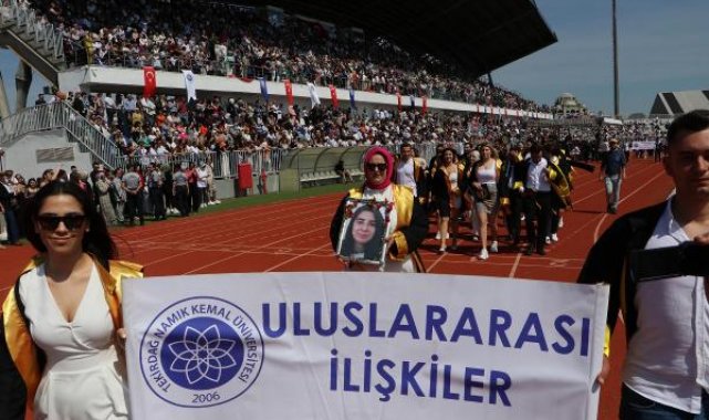 Mezuniyet töreninde depremde ölen arkadaşlarını unutmadılar
