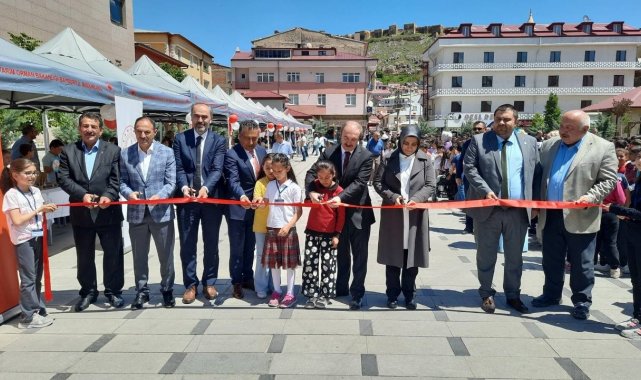 Minik ellerin elinde hayat bulan özgün tasarımlar Saray Bahçesi'ndeki sergide yerini aldı