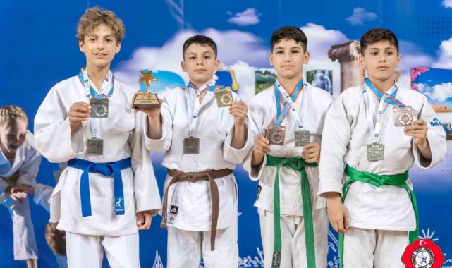 Minik judocular ilk kez katıldıkları şampiyonadan 7 madalya ile döndü