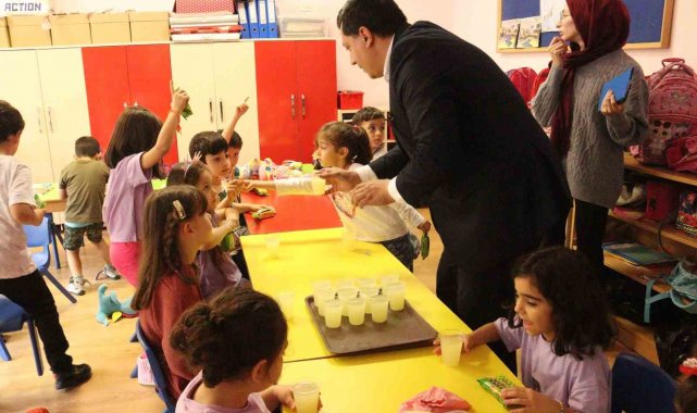 Miniklere limonata ve kek ikram edildi