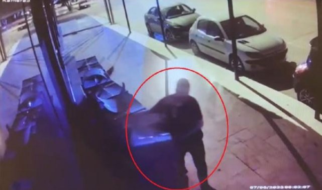 Mobilya mağazası önündeki sandalye hırsızlığı kamerada
