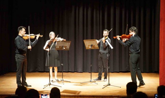 Moni Keman Dörtlüsü verdiği konserle kulakların pasını sildi