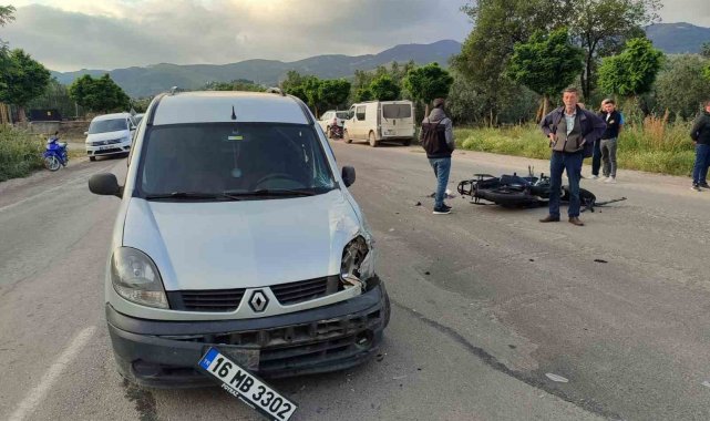 Motosiklet hafif ticari araçla çarpıştı