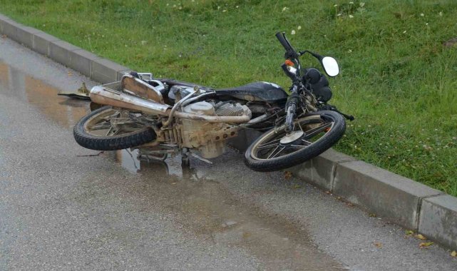 Motosiklet kazasında ağır yaralanan gencin hayati tehlikesi sürüyor