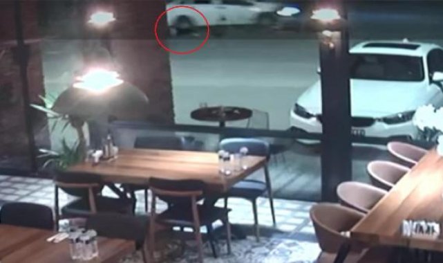 Motosiklet sürücüsünün otomobilin altında kaldığı kaza anı kamerada