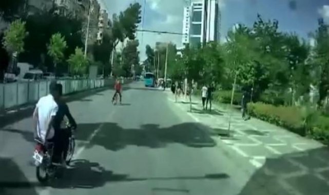 Motosikletle bisiklet çarpıştı: 3 yaralı, otobüsün altında kalmaktan son anda kurtuldu