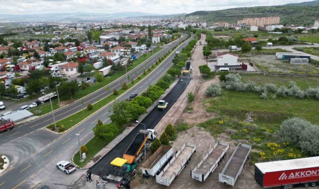 Nevşehir'de sanayi servis yolunda sıcak asfalt serimi başladı
