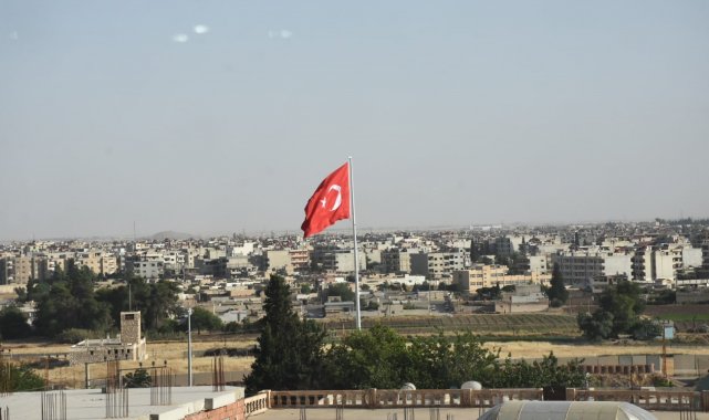 Nusaybin'de Suriye sınırına yakın noktada Türk bayrağı dikildi