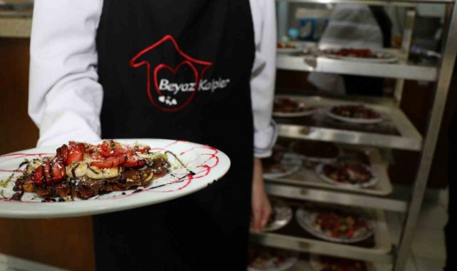 Öğrenciler kendi elleriyle pişirip sattı, gelir depremzedelere bağışladı