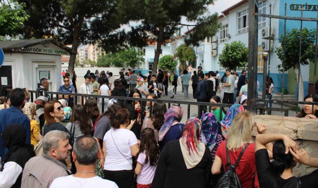 Öğrenciler sınavda, veliler dışarıda ter döktü