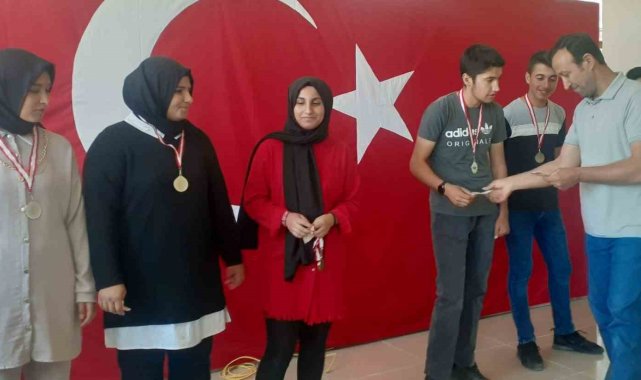 Öğrencilere karne harçlığı verildi