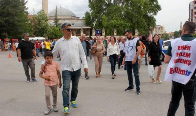Öğretmenler, promosyon ücretini güncellemediği için maaş anlaşmalı bankayı protesto etti