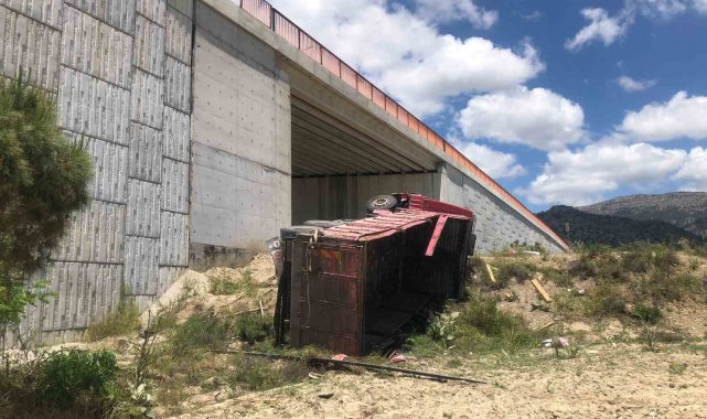 Önünde kaza yapan otomobile çarpmamak için köprüden uçtu