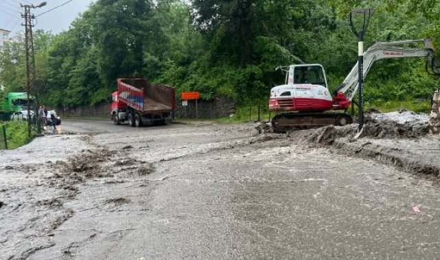 Ordu'da 15 dakika etkili olan sağanak dereleri taşırdı, cadde ve sokakları su altında bıraktı