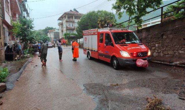 Orhangazi'de sağanak; Selöz Deresi taştı, yollar ulaşıma kapandı