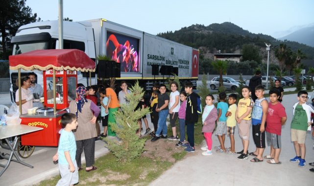 Osmaniye'de açık havada sinema keyfi