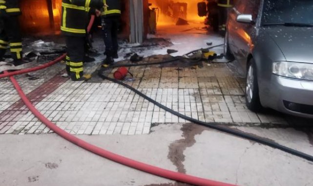 Oto yıkamacıdaki yangında hafif ticari araç ve motosiklet kullanılamaz hale geldi
