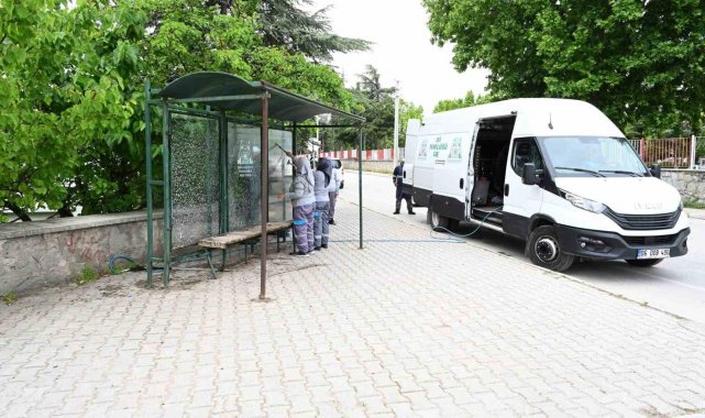 Otobüs durakları yıkanıyor