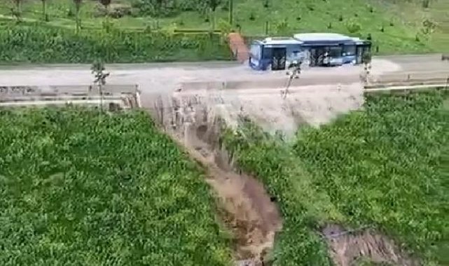 Otobüs göle dönen yoldan geçti, beton bariyeri yıkan su evlere hasar verdi; o anlar kamerada
