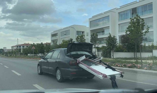 Otomobil bagajına yüklenen kapılar sürücüleri tedirgin etti