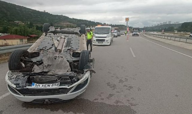 Otomobil bariyere çarpıp ters döndü; 1'i bebek 4 yaralı