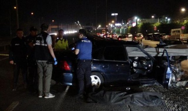 Otomobil bariyere saplandı: 1 ölü, 1 ağır yaralı