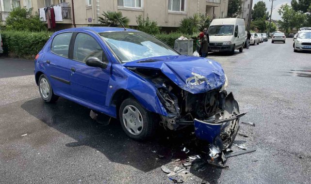 Otomobil ile hafif ticari araç çarpıştı: 2 yaralı