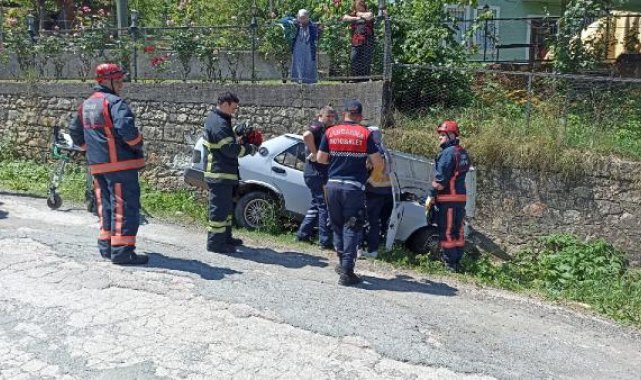 Otomobil istinat duvarına çarptı; sürücü öldü, eşi ağır yaralandı