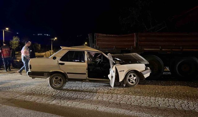 Otomobil, park halindeki kamyona ok gibi saplandı: 1 yaralı