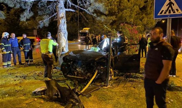 Otomobil refüjdeki ağaca çarptı; astsubay öldü, eşi ağır yaralı