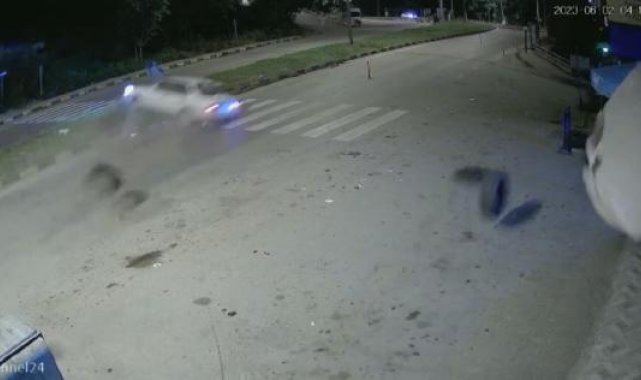 Otomobil refüje çarpıp devrildi: 2 yaralı