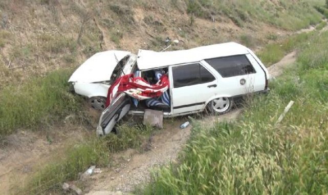 Otomobil, su kanalına girdi; 1'i bebek, 4 yaralı