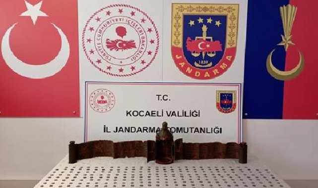 Otomobilde deri üzerine yazılmış Tevrat ve 361 sikke ele geçirildi