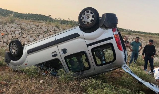 Otomobilin arkadan çarptığı hafif ticari araç şarampole devrildi: 1 ölü, 2 yaralı