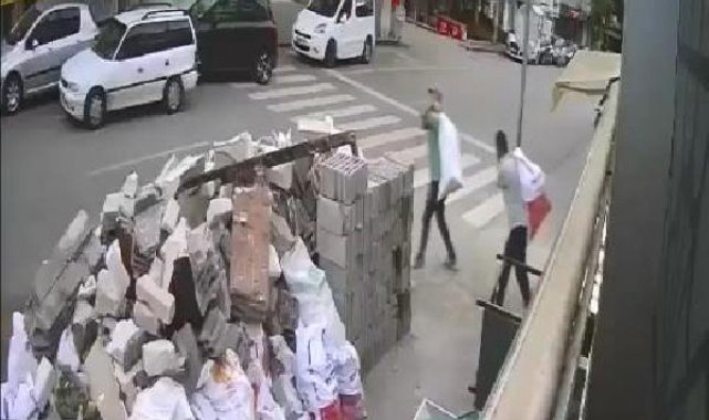 Otomobilin çarptığı 2 inşaat işçisi yaralandı; kaza kamerada