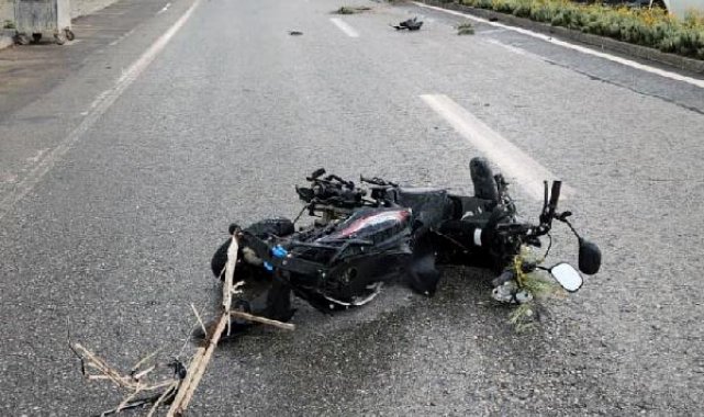 Otomobilin çarptığı motosikletin sürücüsü öldü